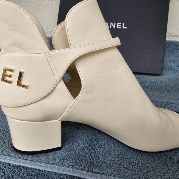 Chanel Ankle Boot Ivory/Black worn once 1575 new. 2022 year - Picture 1 of 16